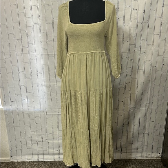 Young Threads Dresses & Skirts - NWT Young Threads Elegant Cream Long Sleeve Dress. Size Medium.